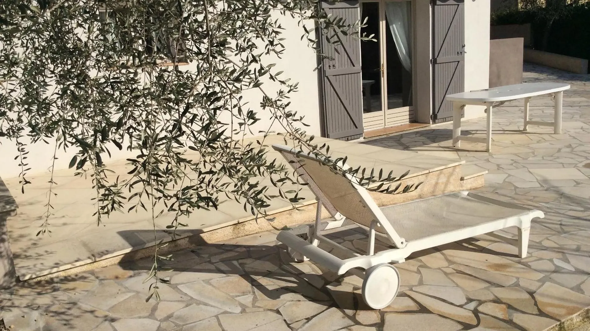 Holiday home Appartement Rez De Jardin De Villa Avec Piscine Roquefort-les-Pins France